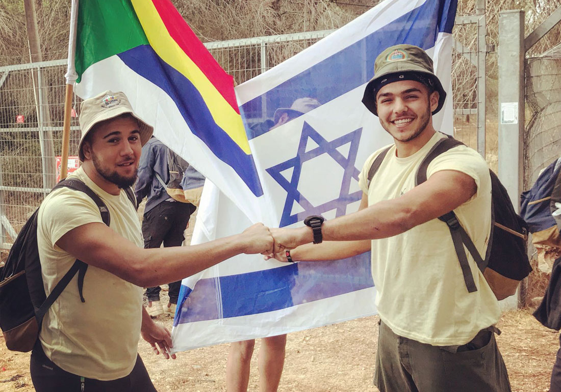 חניכי המכינה הקדם צבאית כרם אל עם דגל ישראל ודגל הקהילה הדרוזית לוחצים ידיים
